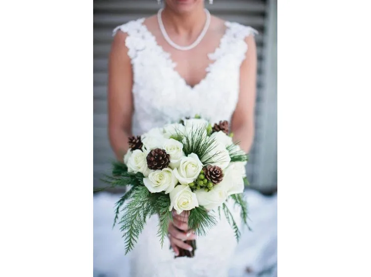 Un bouquet di pigne e rose