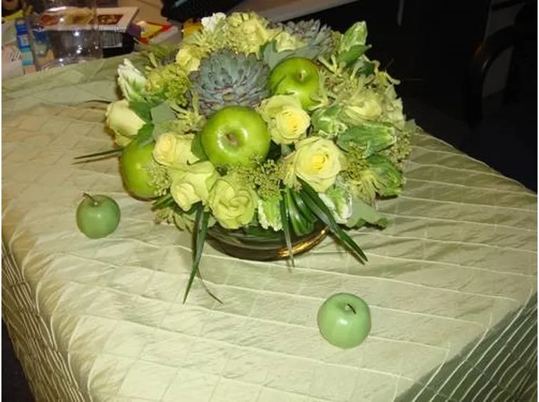 composizione floreale con frutta