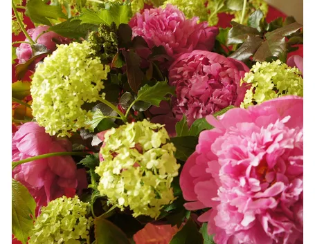 Composizione di fiori finti