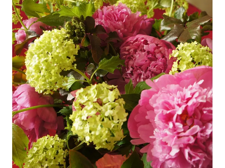 Composizione di fiori finti