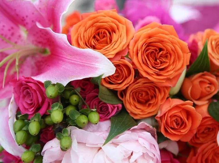 Bouquet di rose lilium e ortensia