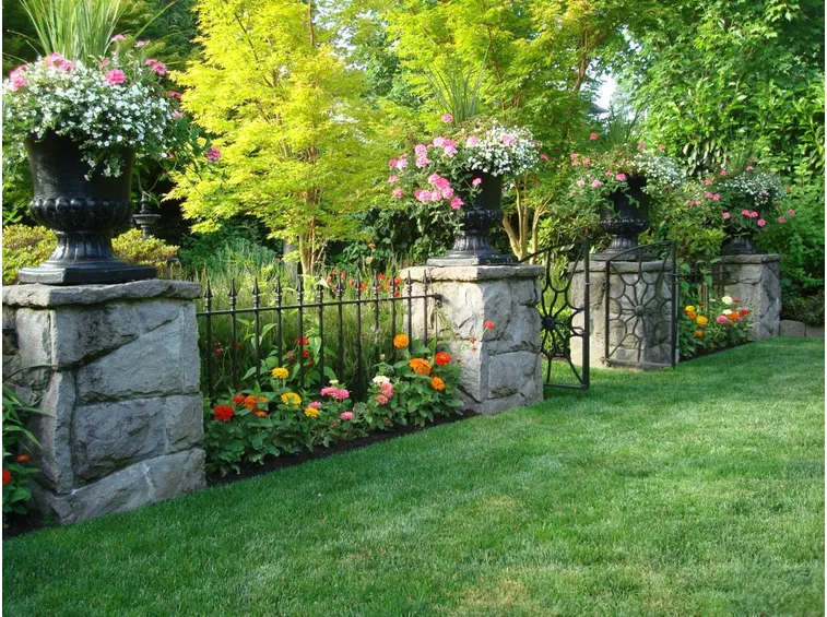 Prato inglese con bordura di fiori