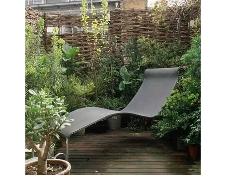 Piccolo terrazzo con sedia sdraio   Fonte foto ( http://www.housetohome.co.uk )