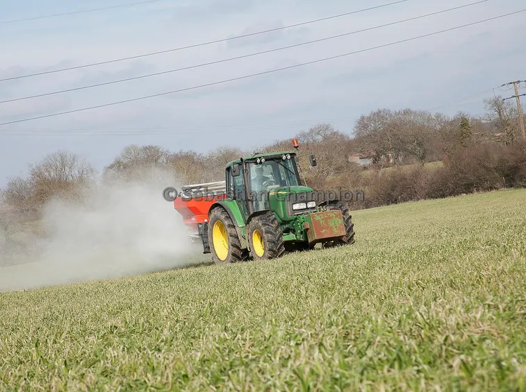 Fertilizzazione terreno zolfo