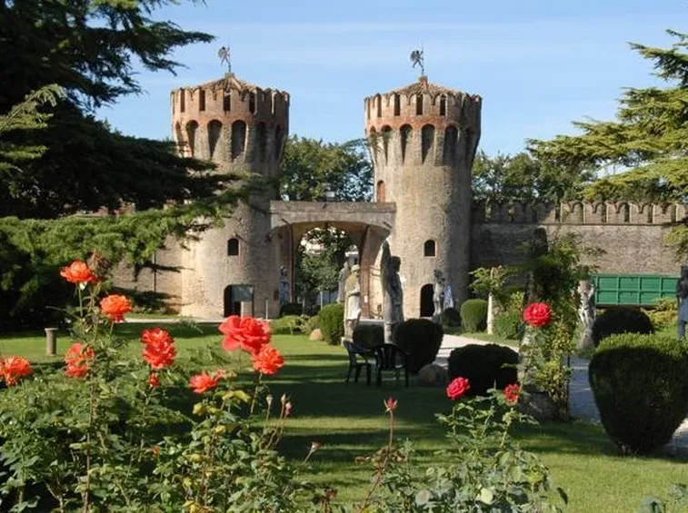 La facciata del Castello di Roncade