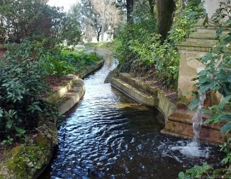 Il canale del dagone all'interno dei giardini