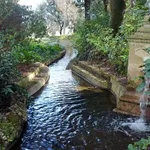 Il canale del dagone all'interno dei giardini