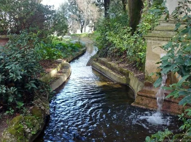 Il canale del dagone all'interno dei giardini