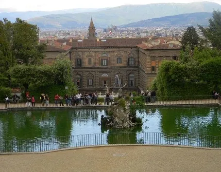 Vista di Palazzo Pitti dal giardino di Boboli