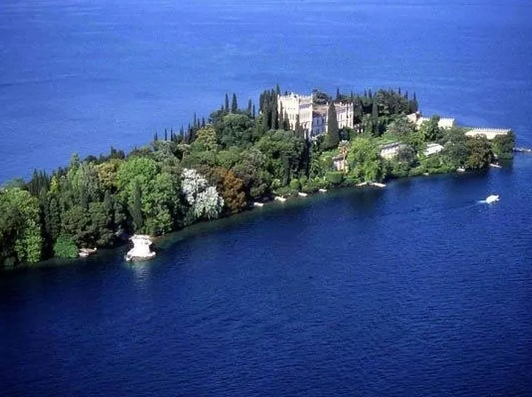 Vista dall'alto dell'isola del Garda