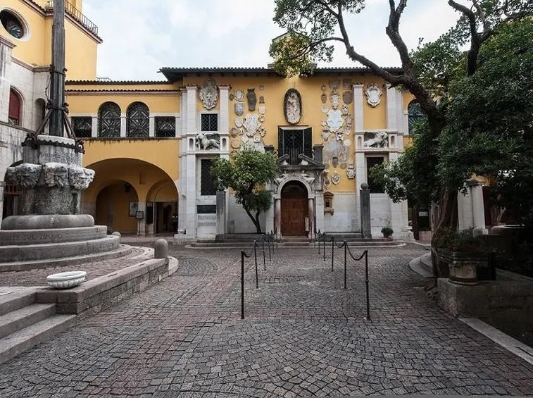 La piazzetta Dalmata con la facciata della Prioria