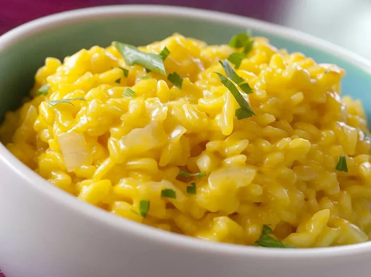 Piatto di risotto allo zafferano