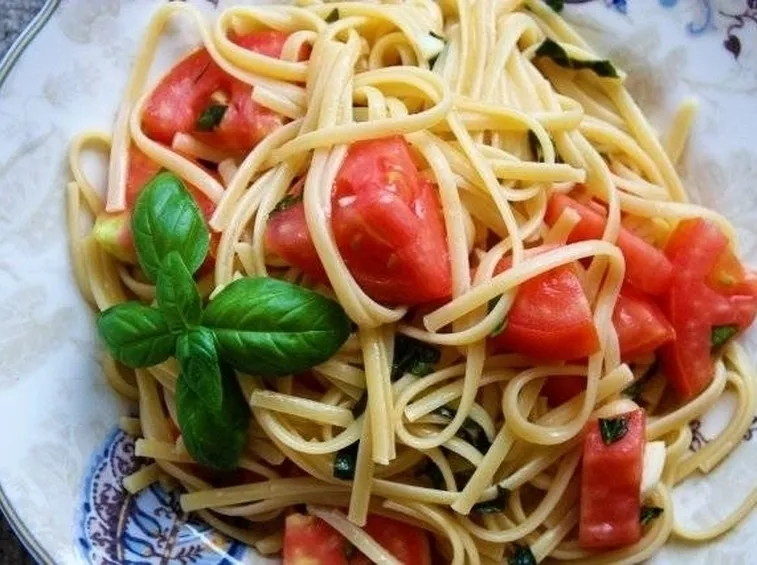 piatto di spaghetti con basilico