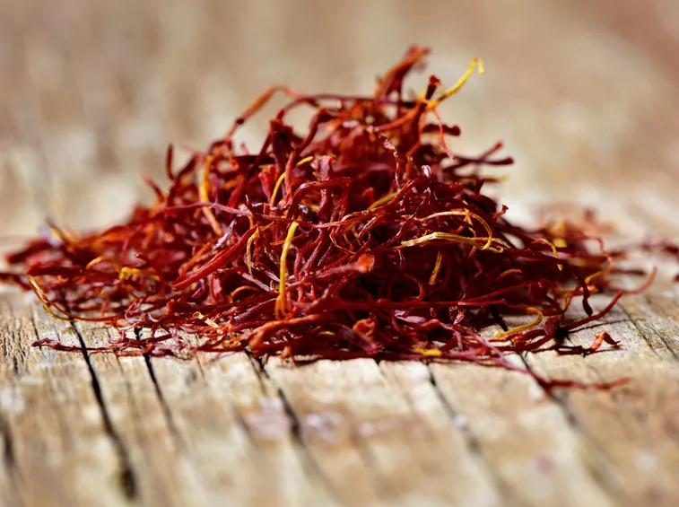 Pistilli di zafferano dopo la raccolta