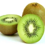 Kiwi tagliato trasversalmente.