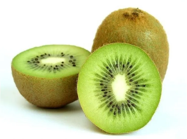 Kiwi tagliato trasversalmente.