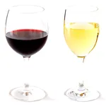 Gioco di contrasti tra vino bianco e rosso