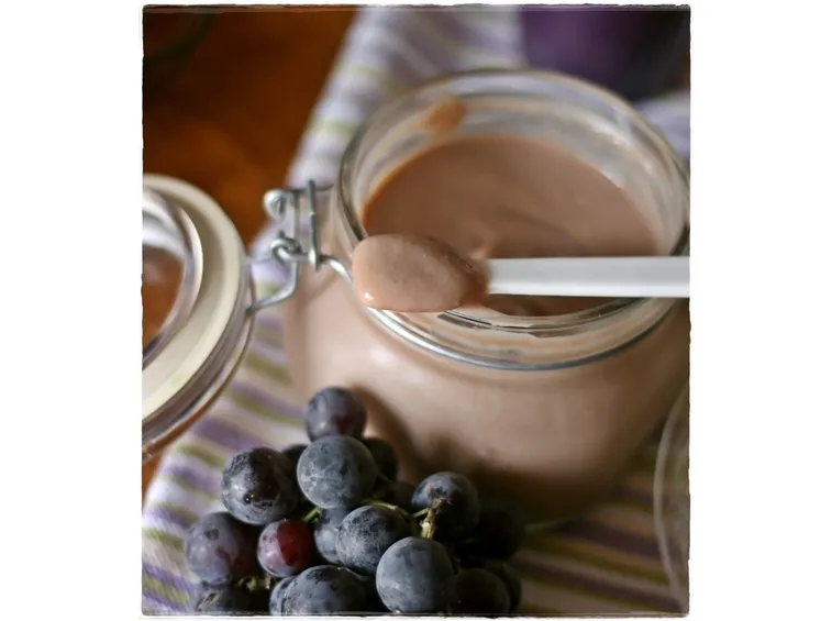 Crema viso a base di uva americana