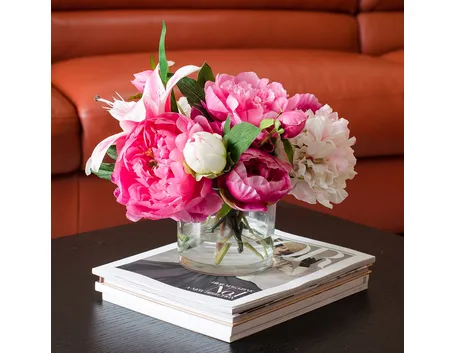 vaso con peonie finte