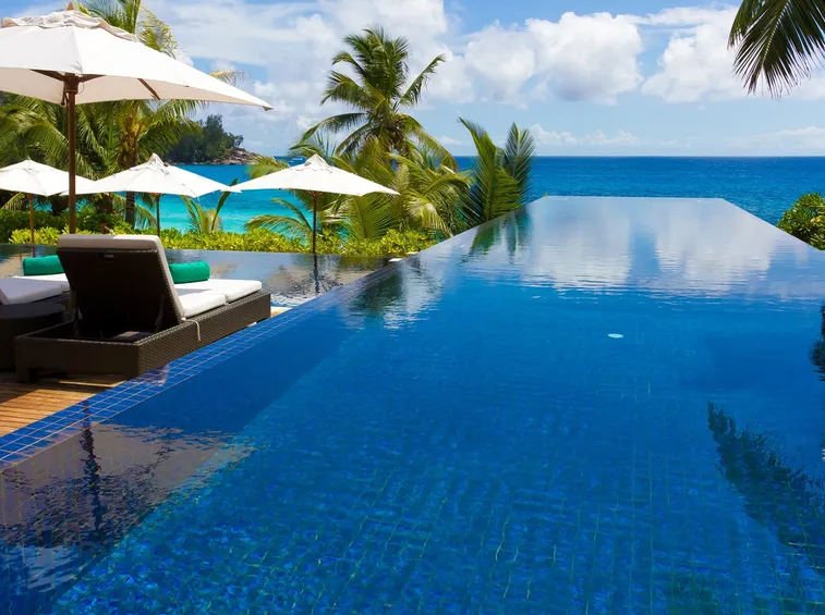 Piastrelle bordo piscina in bicottura blu