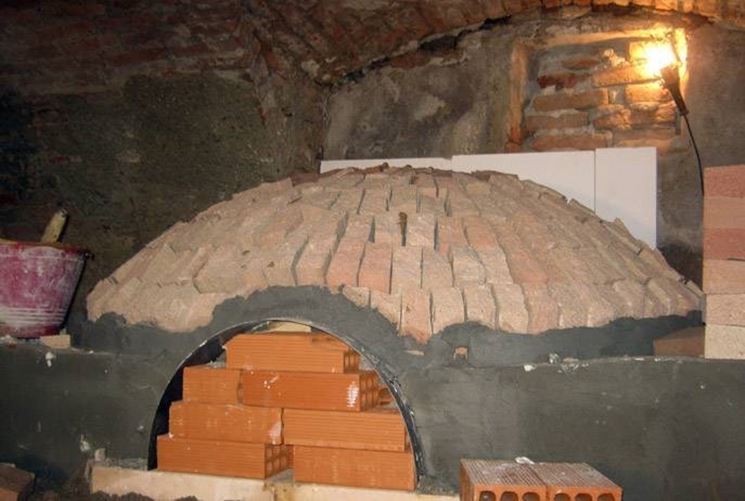 Cupola di un forno a legna in costruzione