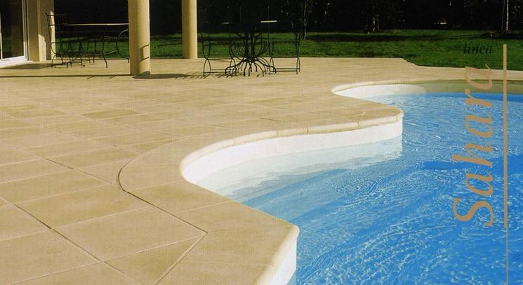 Una piscina che ha un ottimo coordinamento con la casa