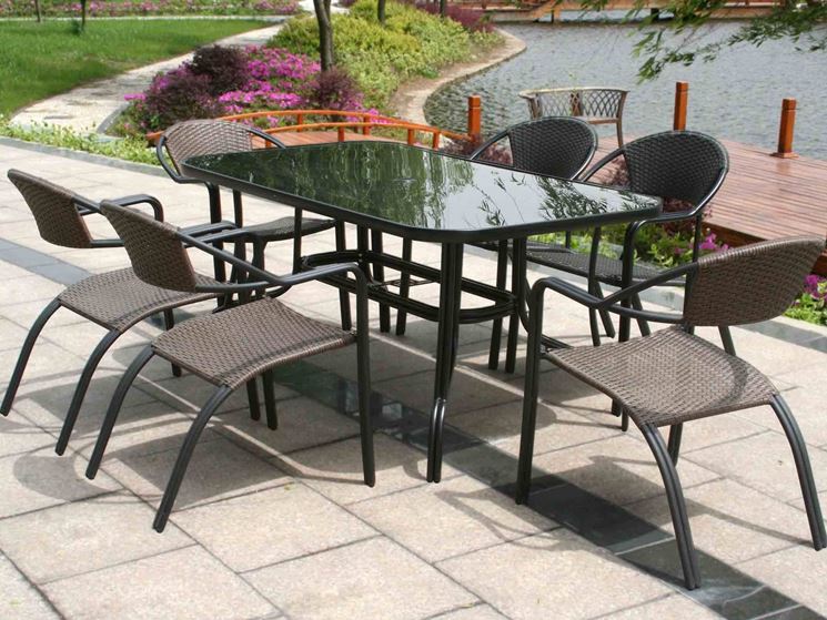 Tavolino Da Esterno FIZZEEY In Vimini PE Con Piano In Vetro Temperato E Ripiano Portaoggetti, Marrone, 45,7x45,7x40 Cm, Per Giardino, Balcone E Soggiorno