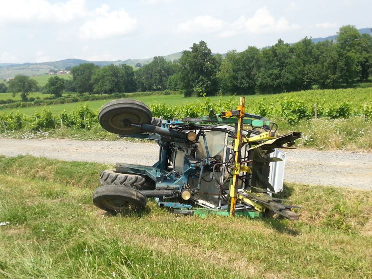 Ribaltamento di un trattore scavallatore