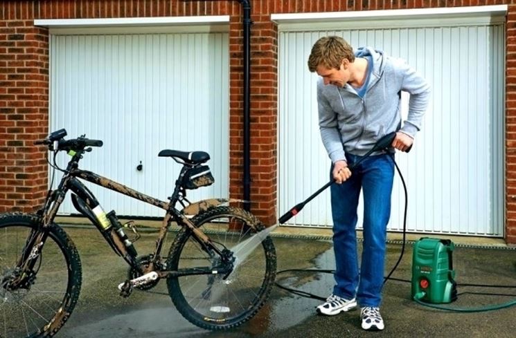 Una idropulitrice Bosch  ideale per pulire la bici o l'auto