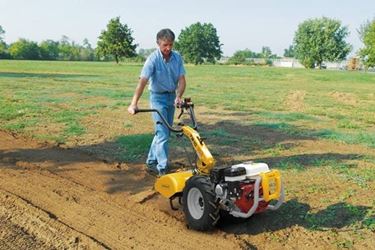 Un motocoltivatore al lavoro