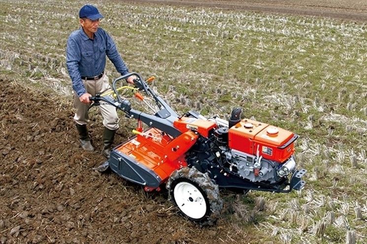 Motocoltivatore in azione