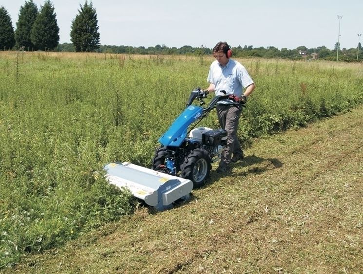 Una trincia per motocoltivatore al lavoro