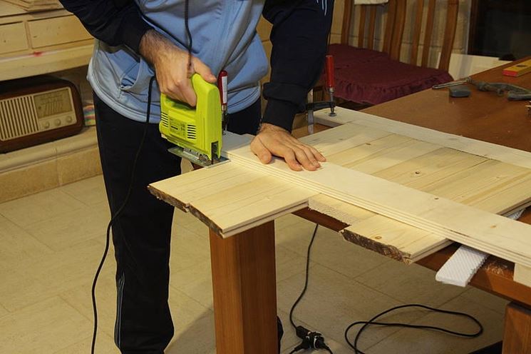 Seghetto alternativo in azione su legno