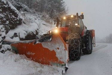 Trattore spazzaneve con spargisale