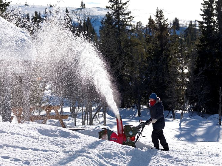 Spazzaneve a motore di colore rosso