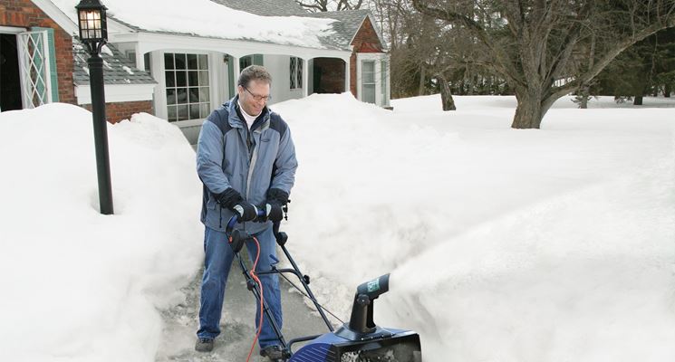 uomo con <strong>turbina neve</strong> nel cortile