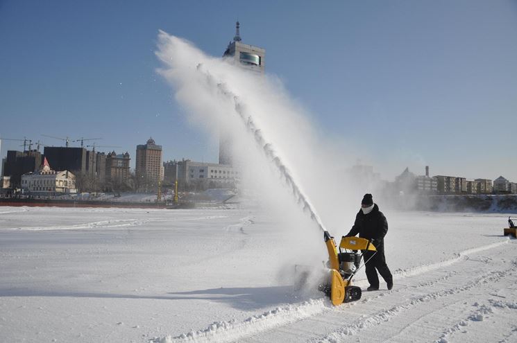 uomo con <em>turbina da neve</em> in paesaggio cittadino