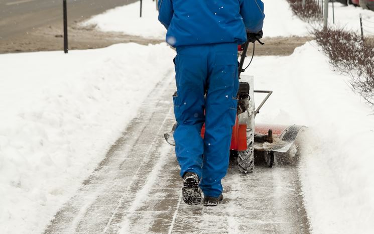 uomo visto da dietro con turbina da neve