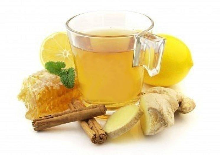 Il decotto di zenzero in tazza, con limone e miele