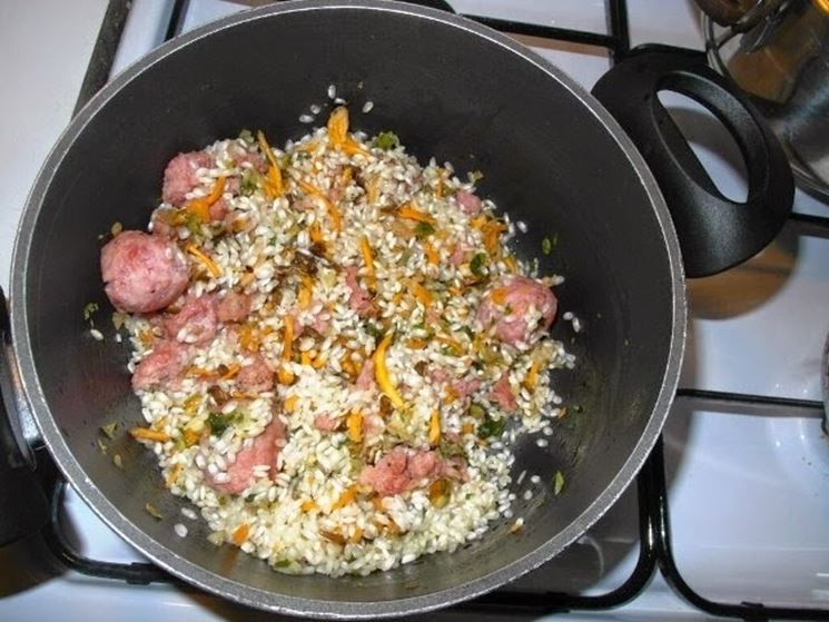 Risotto con salsiccia e Cantharellus lutescens