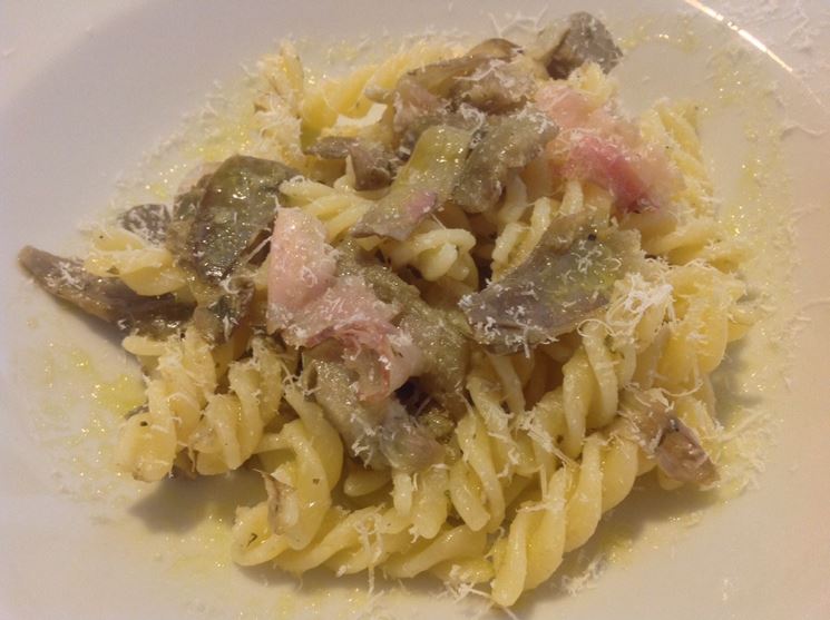 Un piatto di tagliatelle condite con il sugo di maggiolino