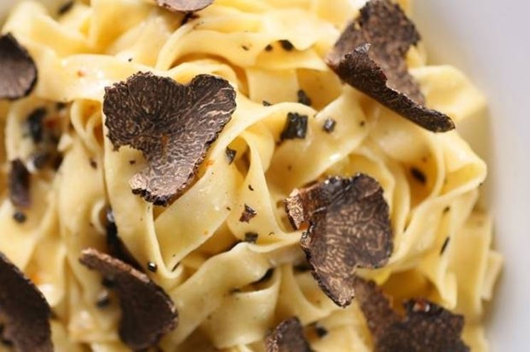 Tagliatelle condite con tartufo scorzone