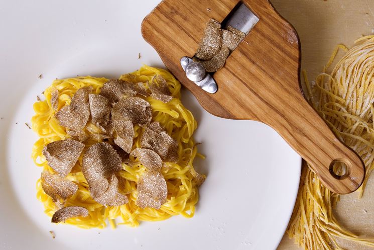 Tartufo bianco grattugiato sopra le taglliatelle all'uovo