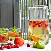 Invitante infuso: fragole, kiwi, pesca e menta