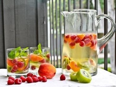 Invitante infuso: fragole, kiwi, pesca e menta