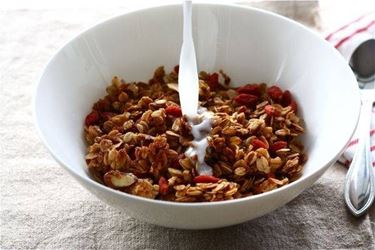 Le bacche di Goji a colazione con mandorle e cereali.