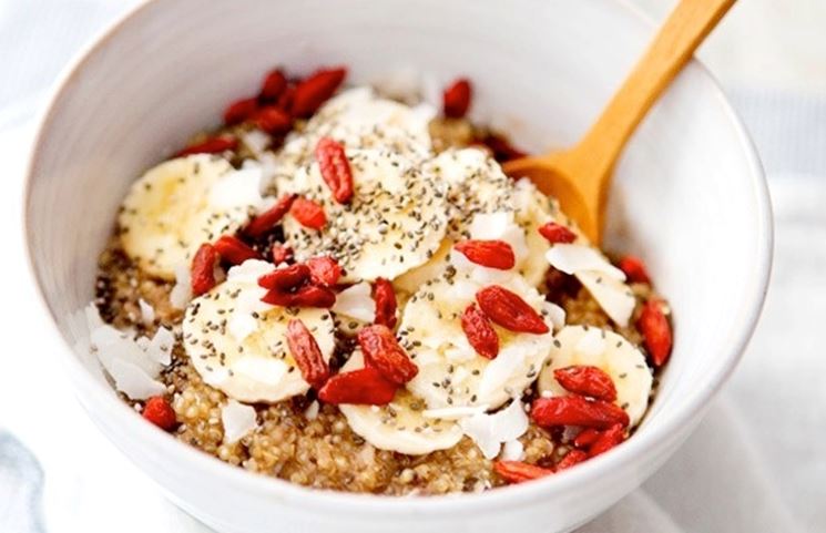 Colazione con cereali, yogurt e goji