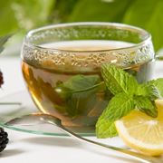 Una tazza calda di tisana depurativa con limone