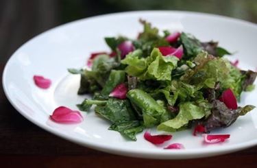 petali di rosa in cucina