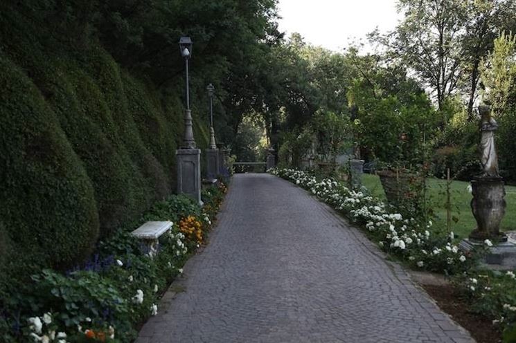 Viale di accesso al giardino del Castello di Torcrescenza